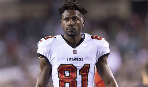 Antonio Brown Exposes Himself to Woman in Dubai。